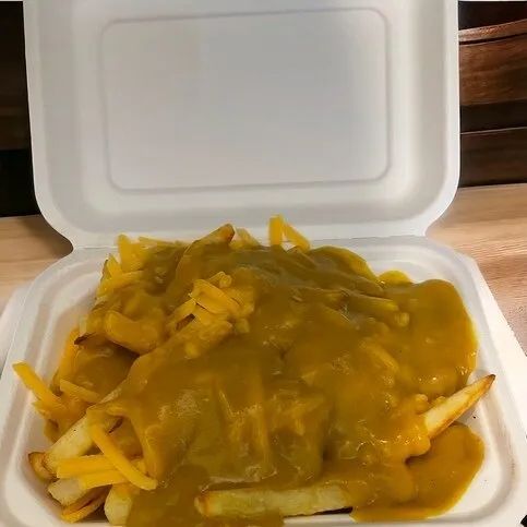 Chips cheese & curry sauce 