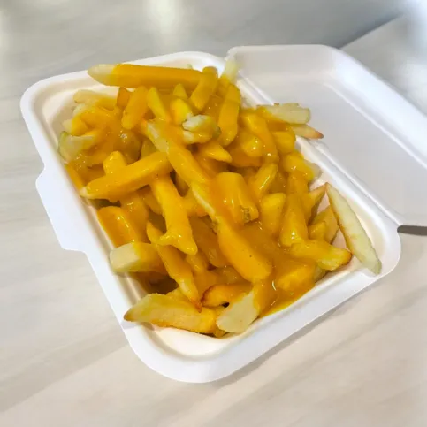 chips & curry sauce 