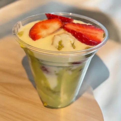 Dubai pistachio,katafi, strawberries & WHITE chocolate 12oz pot