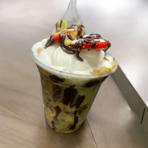Dubai pistachio,strawberries & chocolate SUNDAE 
